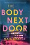 „The Body Next Door“ von Maia Chance. Moderner Pavillon am See, beleuchtet in der Dämmerung, mit bewaldeten Hügeln im Hintergrund., Buch