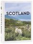 Der Text lautet: MAUD SIMON, SCOTLAND. Zwei Schafe stehen vor einem Tor mit grüner Landschaft und Bergen im Hintergrund., Buch