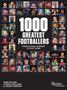 "1000 Greatest Footballers" steht groß in der Mitte. Darunter sind viele Porträts von Fußballspielern in mehreren Reihen., Buch