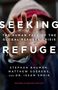 "Seeking Refuge: The Human Face of the Global Refugee Crisis" von Stephan Bauman und anderen. Vordergrund: Hand eines Kindes.