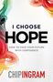 "I CHOOSE HOPE - HOW TO FACE YOUR FUTURE WITH CONFIDENCE" von CHIP INGRAM. Bunte Pinselstriche rahmen den Text., Buch