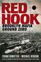 "RED HOOK: BROOKLYN MAFIA GROUND ZERO" und "Frank DiMatteo | Michael Benson" in Rot und Schwarz. Stadtansicht im Hintergrund.