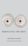 "PERFECTING THE SHOT" von Mathias Enard, übersetzt von Charlotte Mandell. Zwei Zielscheiben mit konzentrischen Kreisen., Buch