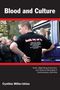 Titel: Blood and Culture. T-Shirt mit Texten über Stolz und Treue. Mann lehnt an blauem Fahrzeug. Autor: Cynthia Miller-Idriss.