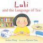 Buchtitel: "Luli and the Language of Tea". Kind mit schwarzem Haar hält eine Tasse Tee. Daneben eine blaue Teekanne., Buch