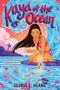 „Kaya of the Ocean“ ist in verspielter Schrift zu sehen. Ein Mädchen kniet am Wasser, umgeben von Fischen und Wellen.