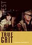 "TRUE GRIT" und "THOMAS DOHERTY" in großen Buchstaben. Zwei Personen, eine mit Augenklappe, vor dunklem Hintergrund., Buch