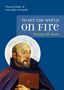 Text: "TO SET THE WORLD on FIRE - Praying with Jesuits" und Autoren: Gerald Thomas Krettek, SJ und Joellyn Ciccarelli. Illustration eines Jesuiten mit Heiligenschein, der ein Buch hält., Buch