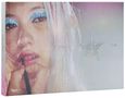 Text: "star ★ petra collins". Nahaufnahme eines Gesichts mit glitzerndem Makeup und Lipgloss, Hand hält Stift.
