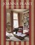 "JOANNA PLANT: A Decorator's Reflections on Making a Home." Gemütliches Wohnzimmer mit Büchern und Blumen., Buch
