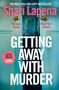 Titel: "Getting Away With Murder" von Shari Lapena. Text: "Perfect home, Imperfect people." Ansicht durch eine offene Tür., Buch