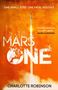 „ONE SMALL STEP. ONE FATAL MISTAKE.“ - „MARS ONE“. Rakete auf orangefarbenem Hintergrund, Astronaut im Schriftzug.