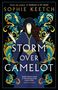 "STORM OVER CAMELOT" von Sophie Keetch. Kunstvolle Illustration einer Frau mit einem Rabenvogel, umgeben von goldenen Verzierungen., Buch