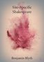 „Site-Specific Shakespeare“ oben, „Benjamin Blyth“ unten. Rosa verteilt sich wie Nebel auf hellem Hintergrund.