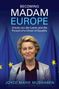 Text: "Becoming Madam Europe: Ursula von der Leyen and the Pursuit of a Union of Equality" von Joyce Marie Mushaben. Frau vor EU-Flaggen.