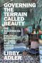„Governing the Terrain Called Beauty“ von Libby Adler. Ein alter, farbenfroher Raum mit Stühlen und Küchenutensilien.