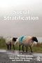 Text: "Social Stratification, Fifth Edition, Edited by Michelle Jackson, Nima Dahir, Claire Daviss, and David B. Grusky." Zwei Schafe stehen auf einer Straße., Buch