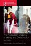 „The Routledge Handbook of Identity and Consumption, Second Edition”, Schaufensterpuppen in rot mit Spiegelbild eines Paars., Buch