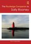 Titel: "The Routledge Companion to Sally Rooney". Ein roter Leuchtturm spiegelt sich im Wasser wider., Buch