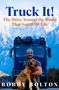 Texte: "Truck It! The Drive Around the World That Saved My Life. Bobby Bolton." Ein Mann mit Hund vor einem Lastwagen und Bergen.