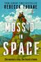 Text: "FROM SUNDAY TIMES BESTSELLER REBECCA THORNE MOSS'D IN SPACE She wanted a ship. She found a home." 

Zwei Personen sitzen auf einem moosüberwachsenen Raumschiffwrack in einer grünen Landschaft.