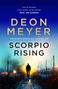 "Scorpio Rising" von Deon Meyer. Eine Person geht auf eine Explosion in einer dunklen Landschaft zu., Buch