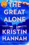 "The Great Alone" von Kristin Hannah; mit Landschaft aus schneebedecktem Berg, Wald, Hütte, und Wölfen auf Eis., Buch