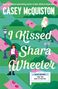 Text: "I KISSED SHARA WHEELER" und "To get the girl, first you have to find her." Illustration einer Person mit einem Umschlag., Buch