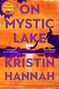 „ON MYSTIC LAKE“, „KRISTIN HANNAH“. Silhouette springt ins Wasser vor orangerotem, farbenfrohem Sonnenuntergang.