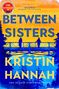"Between Sisters" von Kristin Hannah in blauen Buchstaben. Silhouetten auf einer Brücke vor gelbem Himmel.