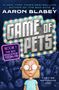 Buchcover: "Game of Pets". Buch 1: "The Boy Who Knew Too Much". Illustration: Kind mit erschrockenen Augen, viele Tiere im Hintergrund.
