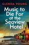 „Music to Die For at the Seaview Hotel, A Helen Dexter Cosy Crime Mystery“ von Glenda Young. Bunte Strandhütten, Möwen.