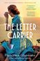 Buchcover: „The Letter Carrier“ von Francesca Giannone. Eine Frau sitzt in einem blauen Kleid, im Hintergrund ein Fahrrad.