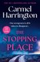 „The No. 1 Bestselling Author Carmel Harrington“, „One wrong turn is all it takes to disappear...“, „The Stopping Place“. Ein kurviger Weg unter dramatischem Himmel.