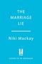 "The Marriage Lie" von Niki Mackay, "Cover to be revealed", Logo von Headline, alles auf blauem Hintergrund., Buch