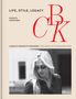 „LIFE, STYLE, LEGACY“ mit rotem „CBK“-Monogramm. Schwarz-weiß Foto einer Frau mit Sonnenbrille., Buch