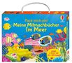 „Pack mich ein! Meine Mitmachbücher Im Meer“ steht in gelber Schrift auf blauem Hintergrund mit bunten Fischen und Korallen., Buch
