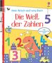 Der Text „Die Welt der Zahlen“, bunte Zahlfiguren, ein freundlicher Dinosaurier mit Stift, farbenfrohe Gebäude und Fahrzeuge., Buch