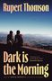 Buchtitel: "Dark is the Morning" von Rupert Thomson. Zwei Personen sitzen auf einer Mauer mit Blick auf eine weite Landschaft.