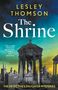 "LESLEY THOMSON, The Shrine, THE DETECTIVE'S DAUGHTER MYSTERIES" auf einem Friedhof mit historischen Denkmälern.