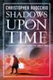 Text: "CHRISTOPHER RUOCCHIO SHADOWS UPON TIME." Zitat: "'EPIC SCIENCE FICTION AT ITS MOST GENUINELY EPIC' JAMES S.A. COREY." Silhouette einer Person mit Schwert vor roten Planeten und Asteroiden., Buch