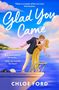 Text: "Glad You Came", "Everyone knows his music... Only she knows his heart", "Chloe Ford". Illustration eines Paares am Meer., Buch
