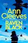 „Ann Cleeves, Raven Black, The No.1 Sunday Times Bestseller, The First Jimmy Perez Mystery“. Silhouette eines Mannes unter Raben., Buch