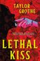 Text: "LETHAL KISS," "TAYLOR GROTHE," "BLOOD-SOAKED, SEXY, BRILLIANT." Rote Rosen, ein blauer Arm, Dornen und eine Silhouette.