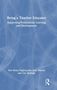 Text: "Being a Teacher Educator. Supporting Professional Learning and Development. Pete Boyd, Pippa Leslie, Jean Murray, und Lisa Murtagh." Hintergrund: Blau mit weißen, abstrakten Linien. Unten rechts: Logo., Buch