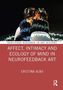"Affect, Intimacy and Ecology of Mind in Neurofeedback Art, Cristina Albu". Zwei Personen umarmen sich, umgeben von EEG-Wellen., Buch