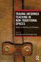 „TRAUMA-INFORMED TEACHING IN NON-TRADITIONAL SPACES“, ein Buchcover mit Lederstruktur und Schnallen., Buch