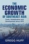 "The Economic Growth of Southeast Asia" von Gregg Huff. Häfen und Schiffe in einer städtischen Landschaft im Hintergrund., Buch