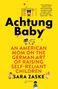 "Achtung Baby" und "An American Mom on the German Art of Raising Self-Reliant Children". Gelber Hintergrund, spielende Kinder.