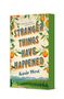 Buchtitel: "Stranger Things Have Happened". Autor: Kasie West. Orangen und Blätter umrahmen den Text. Landschaft unten., Buch
